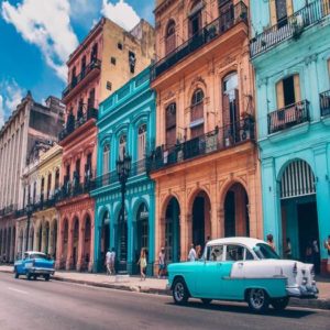 キューバの街並みとクラシックカー