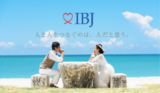 ハネムーン旅行で見つめあうカップル